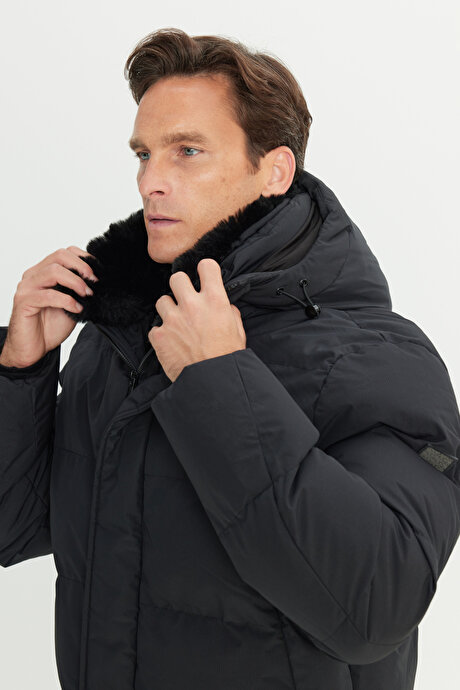 Standart Fit Normal Kesim İçi Kürklü Sabit Kapüşonlu Yan Cep Kapitone Desenli Siyah Kaban resmi