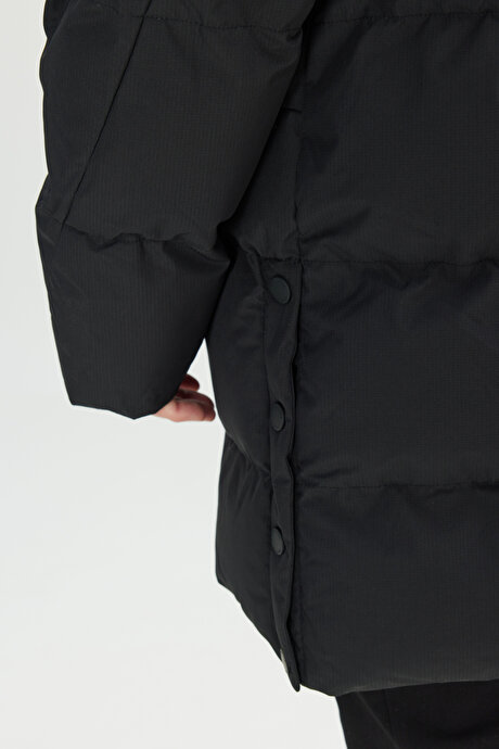 Standart Fit Normal Kesim İçi Kürklü Sabit Kapüşonlu Yan Cep Kapitone Desenli Siyah Kaban resmi