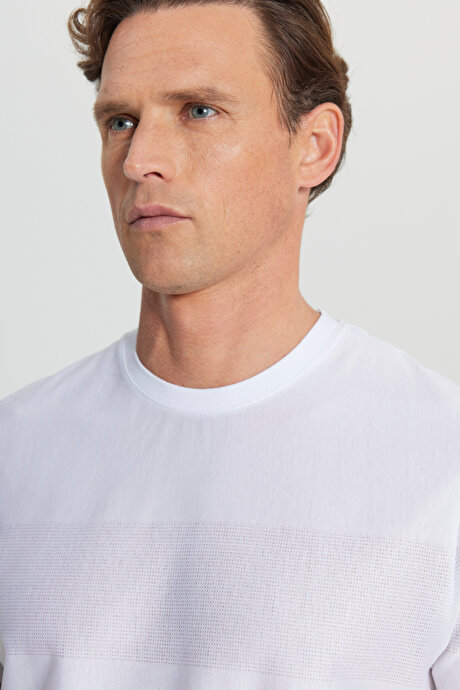 %100 Pamuk Slim Fit Dar Kesim Bisiklet Yaka Jakarlı Beyaz Tişört resmi