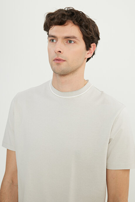 %100 Pamuk Slim Fit Dar Kesim Bisiklet Yaka Jakarlı Bej Tişört resmi