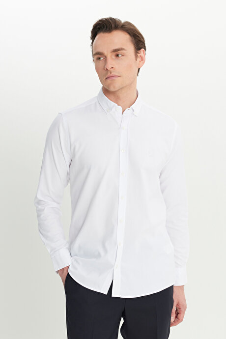 Pamuklu Gabardin Slim Fit Dar Kesim Düğmeli Yaka Esnek Beyaz Gömlek resmi