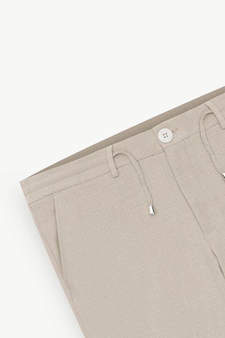 Slim Fit Dar Kesim Beli Bağlamalı Yan Cep Gofre Desenli Bej Pantolon resmi