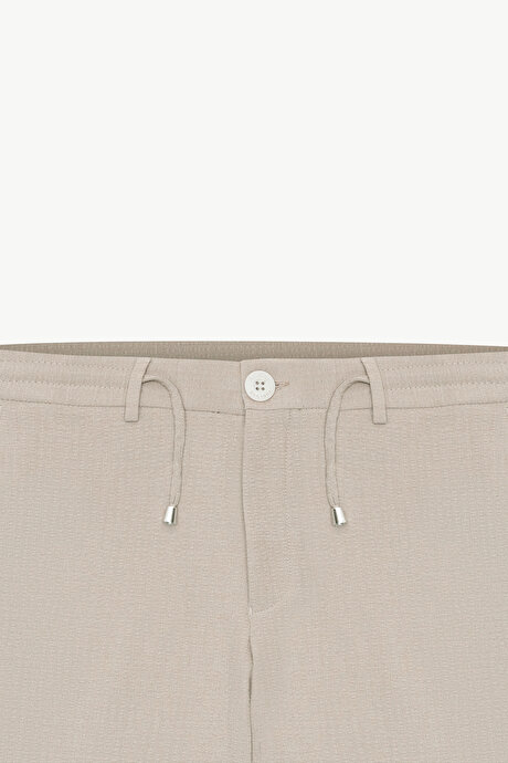 Slim Fit Dar Kesim Beli Bağlamalı Yan Cep Gofre Desenli Bej Pantolon resmi