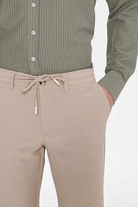 Slim Fit Dar Kesim Beli Bağlamalı Yan Cep Gofre Desenli Bej Pantolon resmi