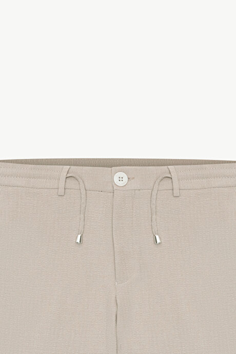 Slim Fit Dar Kesim Beli Bağlamalı Yan Cep Gofre Desenli Bej Pantolon resmi
