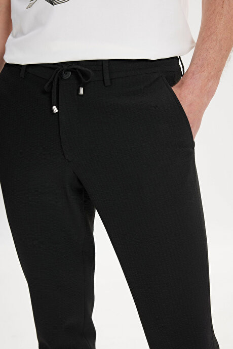 Slim Fit Dar Kesim Beli Bağlamalı Yan Cep Gofre Desenli Siyah Pantolon resmi