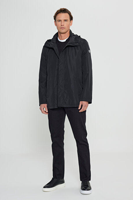 Standart Fit Normal Kesim Rüzgar Geçirmez Kapüşonlu Dik Yaka Siyah Trençkot resmi