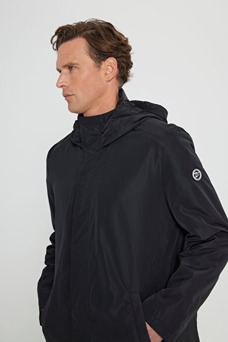 Standart Fit Normal Kesim Rüzgar Geçirmez Kapüşonlu Dik Yaka Siyah Trençkot resmi