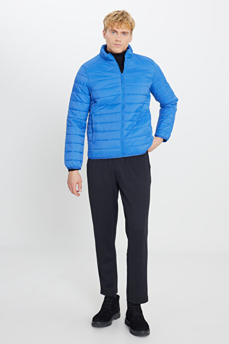 Rüzgar Geçirmez Sıcak Tutan Elyaf Dolgulu Ultra Hafif Standart Fit Şişme İndigo Mont resmi