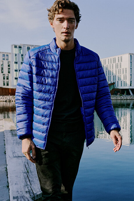 Rüzgar Geçirmez Sıcak Tutan Elyaf Dolgulu Ultra Hafif Standart Fit Şişme Lacivert Mont resmi