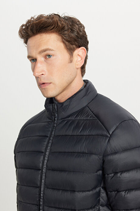 Rüzgar Geçirmez Sıcak Tutan Elyaf Dolgulu Ultra Hafif Standart Fit Şişme Siyah Mont resmi