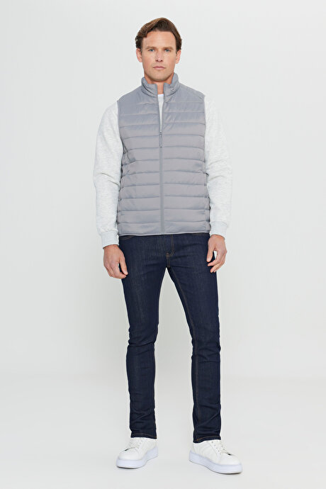 Rüzgar Geçirmez Taşınabilir Çantalı Sıcak Tutan Elyaf Dolgulu Ultra Hafif Standart Fit Şişme Gri Yelek resmi