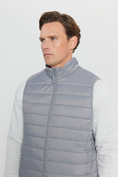 Rüzgar Geçirmez Taşınabilir Çantalı Sıcak Tutan Elyaf Dolgulu Ultra Hafif Standart Fit Şişme Gri Yelek resmi