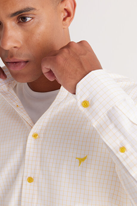 Comfort Fit Rahat Kesim Düğmeli Yaka Kareli Pamuklu Beyaz-Sarı Gömlek resmi