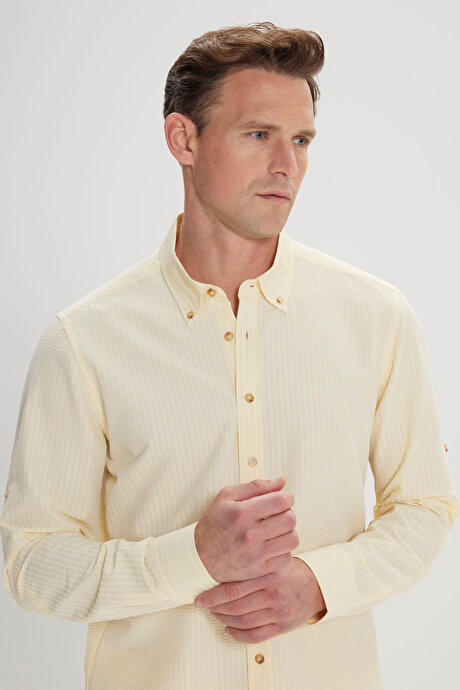 Kırışmayan Teknik Oxford Gofre Desenli Slim Fit Dar Kesim Düğmeli Yaka Esnek Hafif Kumaş Sarı Gömlek resmi