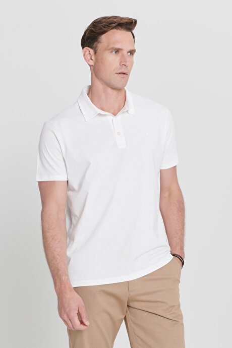 Standart Fit Normal Kesim Polo Yaka %100 Pamuk Logo Detaylı Beyaz Tişört resmi