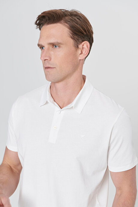 Standart Fit Normal Kesim Polo Yaka %100 Pamuk Logo Detaylı Beyaz Tişört resmi