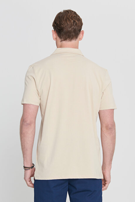 Standart Fit Normal Kesim Polo Yaka %100 Pamuk Logo Detaylı Koyu Bej Tişört resmi