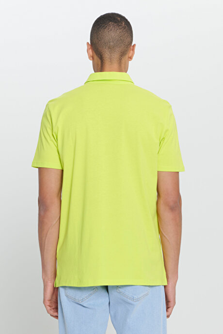 Standart Fit Normal Kesim Polo Yaka %100 Pamuk Logo Detaylı Sarı Tişört resmi