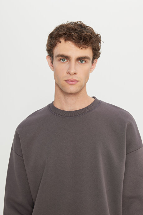 Oversize Bol Kesim İçi Polarlı 3 İplik Bisiklet Yaka Pamuklu Koyu Gri Sweatshirt resmi