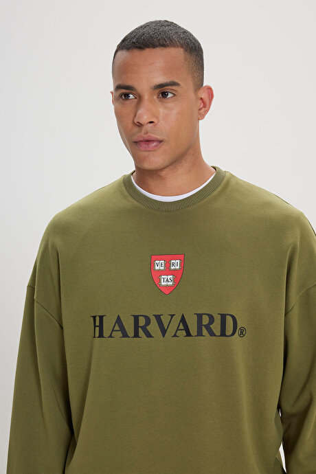 Oversize Fit Bol Kesim Harvard Lisanslı 3 İplik Pamuklu Bisiklet Yaka Haki Sweatshirt resmi