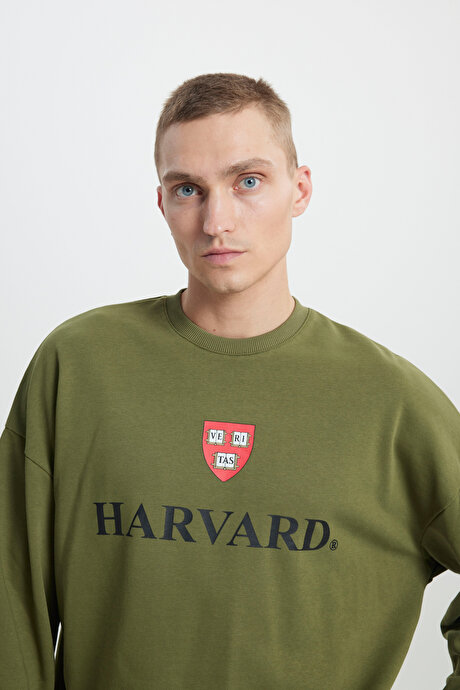 Oversize Fit Bol Kesim Harvard Lisanslı 3 İplik Pamuklu Bisiklet Yaka Haki Sweatshirt resmi