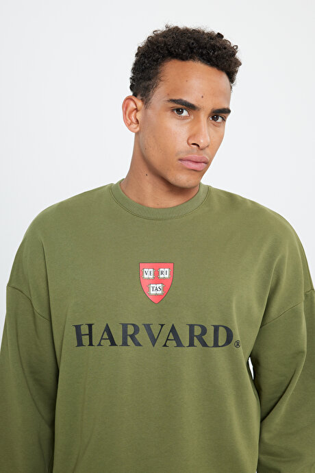 Oversize Fit Bol Kesim Harvard Lisanslı 3 İplik Pamuklu Bisiklet Yaka Haki Sweatshirt resmi