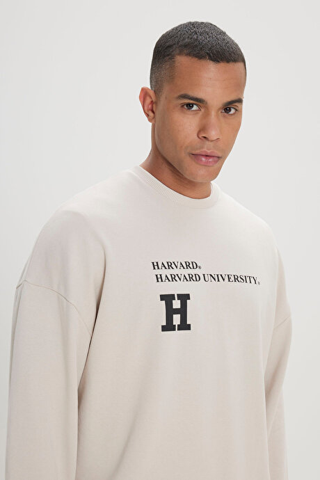 Oversize Fit Bol Kesim Harvard Lisanslı 3 İplik Pamuklu Bisiklet Yaka Açık Bej Sweatshirt resmi