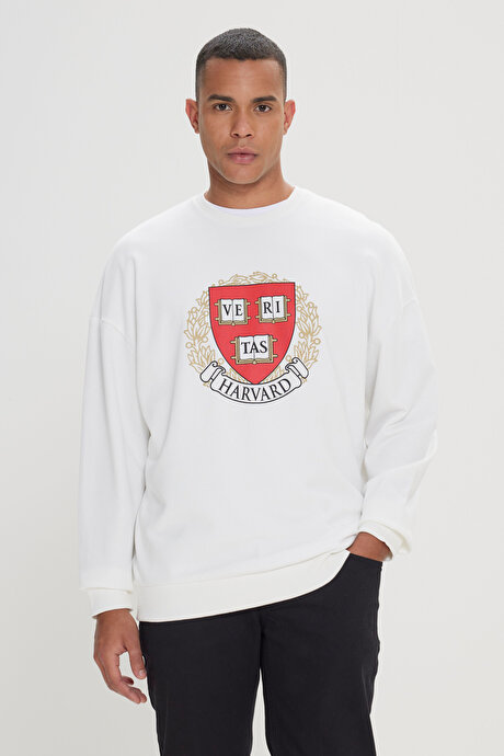 Oversize Fit Bol Kesim Harvard Lisanslı 3 İplik Pamuklu Bisiklet Yaka Ekru Sweatshirt resmi