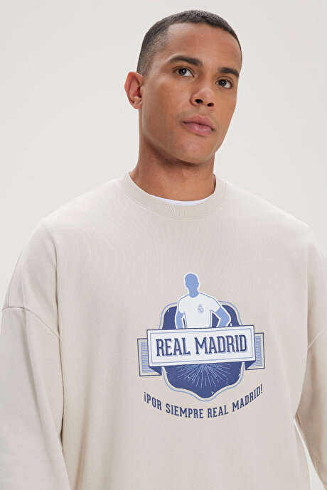 Oversize Fit Bol Kesim Real Madrid Lisanslı 3 İplik Pamuklu Bisiklet Yaka Açık Bej Sweatshirt resmi