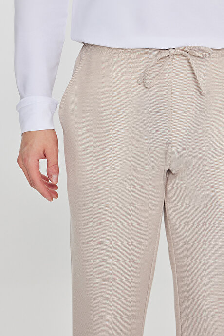 Pamuklu Standart Fit Normal Kesim Beli Lastikli Diagonal Desenli Örme Bej Pantolon resmi