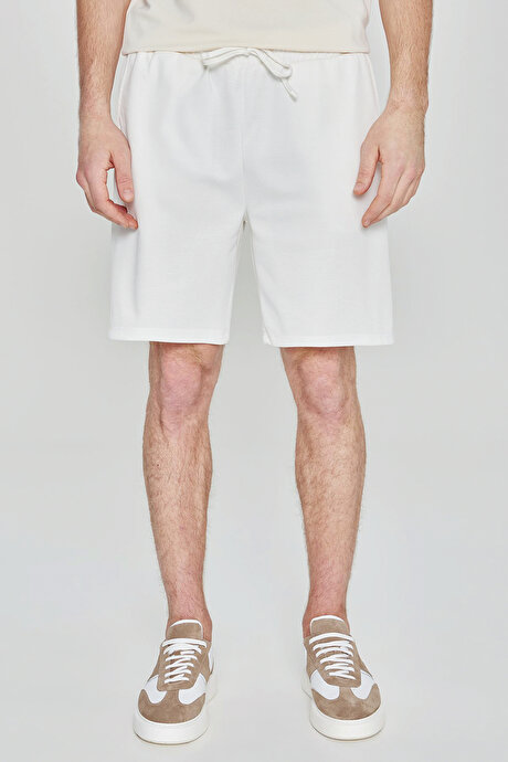 Pamuklu Standart Fit Normal Kesim Beli Bağlamalı Yan Cepli Örme Beyaz Şort resmi