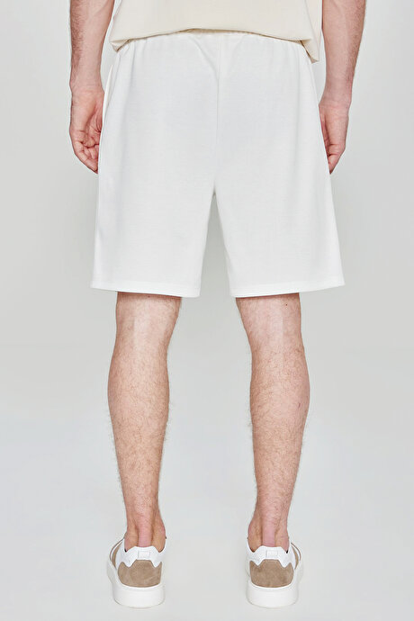 Pamuklu Standart Fit Normal Kesim Beli Bağlamalı Yan Cepli Örme Beyaz Şort resmi