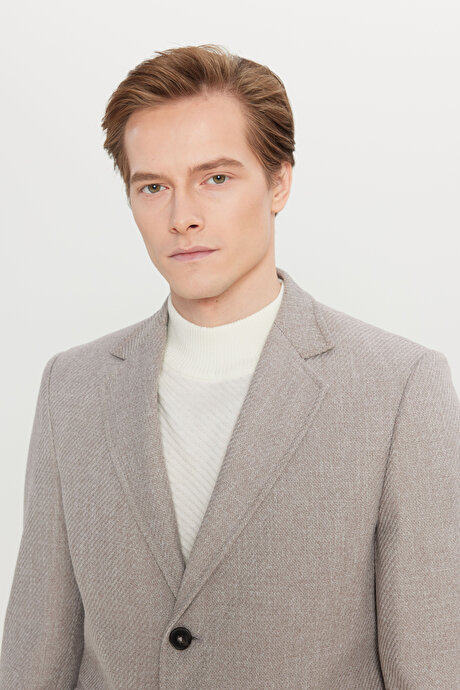 Standart Fit Normal Kesim Mono Yaka Armürlü Kapak Cepli Bej Palto resmi