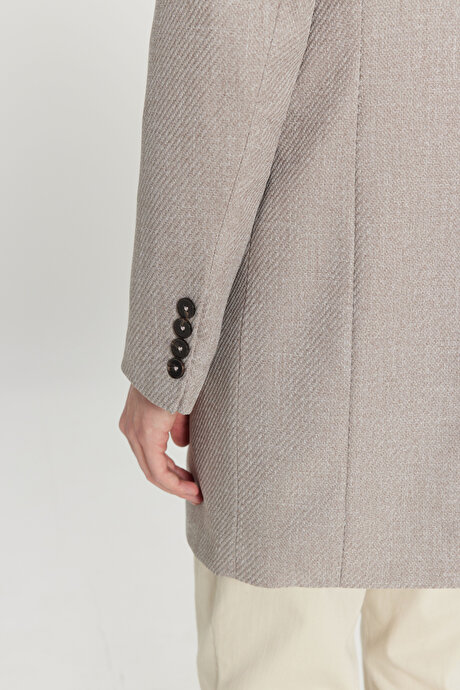 Standart Fit Normal Kesim Mono Yaka Armürlü Kapak Cepli Bej Palto resmi