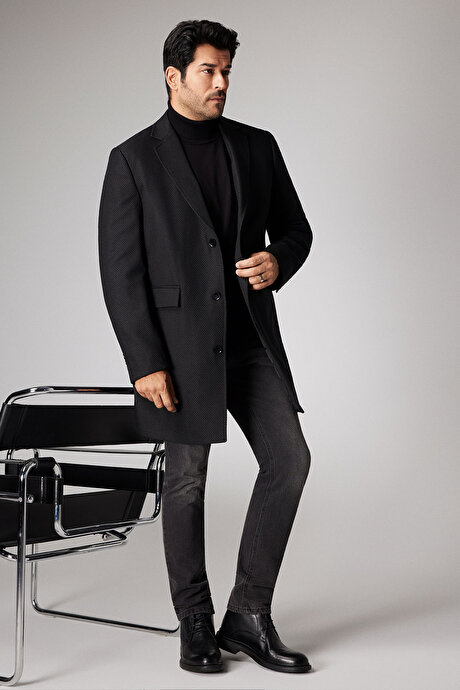 Standart Fit Normal Kesim Mono Yaka Armürlü Kapak Cepli Siyah Palto resmi