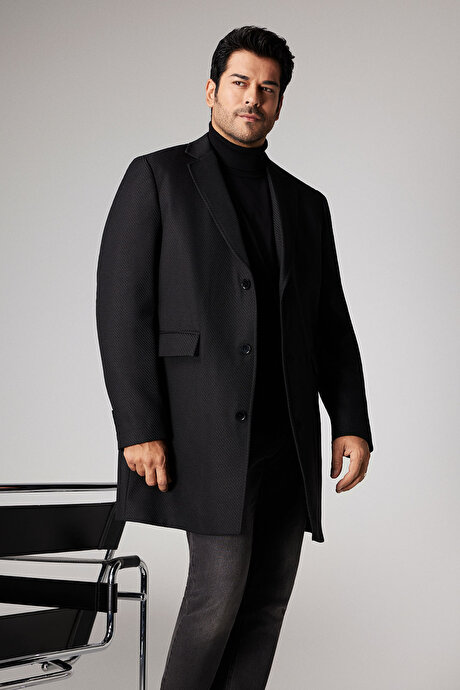 Standart Fit Normal Kesim Mono Yaka Armürlü Kapak Cepli Siyah Palto resmi