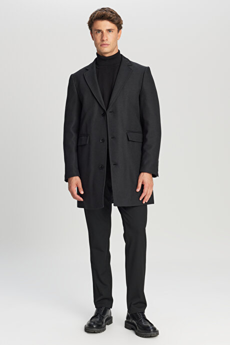 Standart Fit Normal Kesim Mono Yaka Armürlü Kapak Cepli Siyah Palto resmi