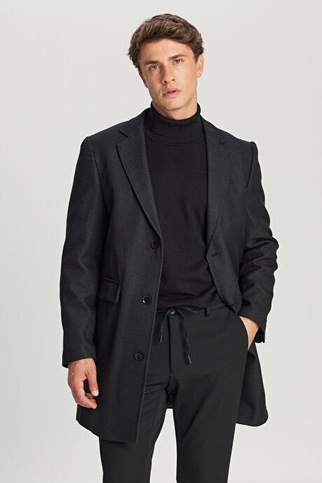 Standart Fit Normal Kesim Mono Yaka Armürlü Kapak Cepli Siyah Palto resmi
