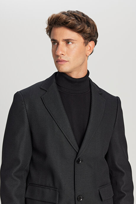 Standart Fit Normal Kesim Mono Yaka Armürlü Kapak Cepli Siyah Palto resmi