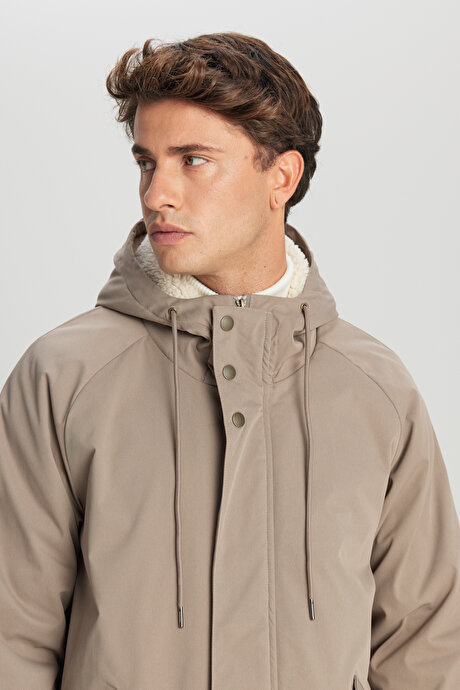 Standart Fit Normal Kesim Kapüşonlu Dik Yaka Yan Cepli Bej Kaban resmi