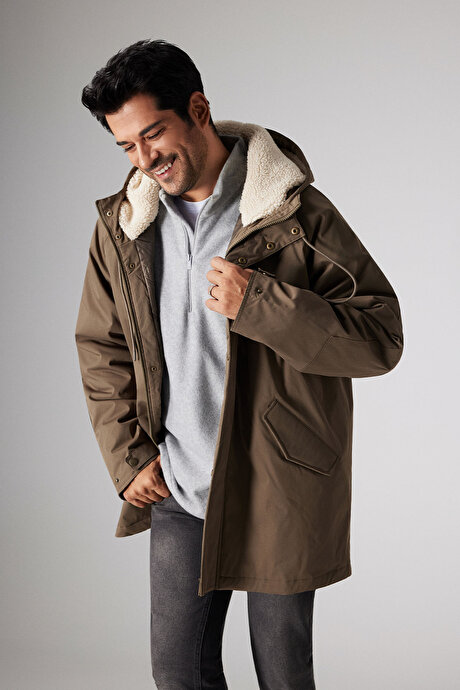 Standart Fit Normal Kesim Kapüşonlu Dik Yaka Yan Cepli Haki Kaban resmi