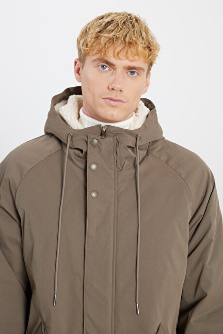 Standart Fit Normal Kesim Kapüşonlu Dik Yaka Yan Cepli Haki Kaban resmi