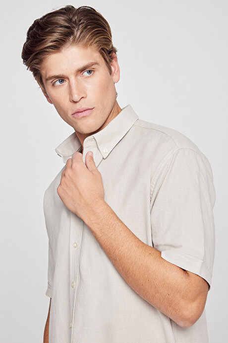 %100 Pamuk Comfort Fit Rahat Kesim Düğmeli Gömlek Yaka Armürlü Bej Gömlek resmi