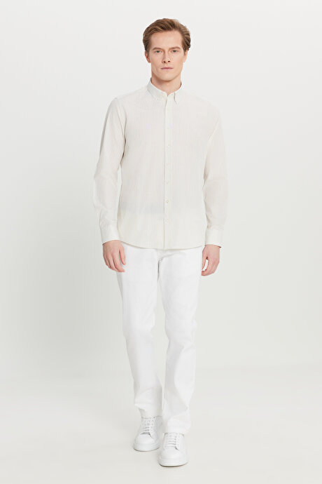 Pamuklu Tailored Slim Fit Dar Kesim Düğmeli Gömlek Yaka Çizgili Beyaz-Bej Gömlek resmi