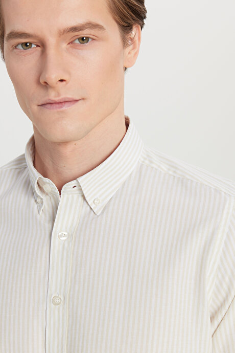 Pamuklu Tailored Slim Fit Dar Kesim Düğmeli Gömlek Yaka Çizgili Beyaz-Bej Gömlek resmi