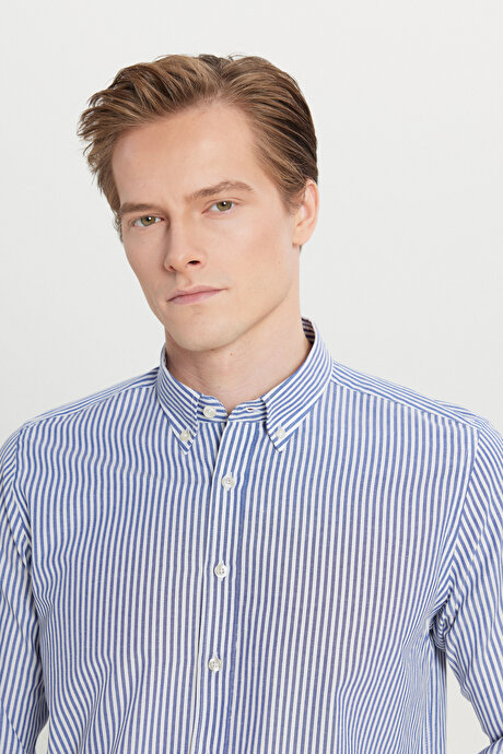 Pamuklu Tailored Slim Fit Dar Kesim Düğmeli Gömlek Yaka Çizgili Beyaz-Lacivert Gömlek resmi