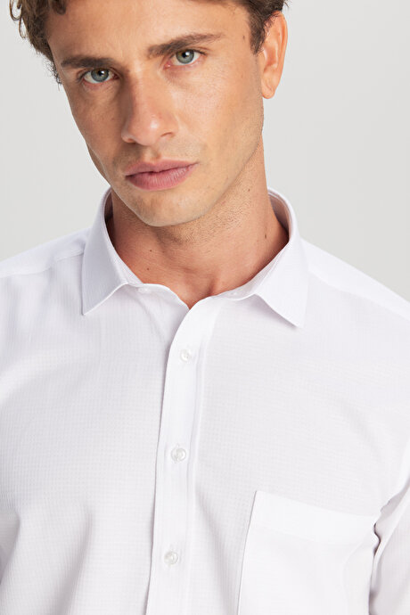 Pamuklu Tailored Slim Fit Dar Kesim Klasik Yaka Armürlü Cepli Beyaz Gömlek resmi