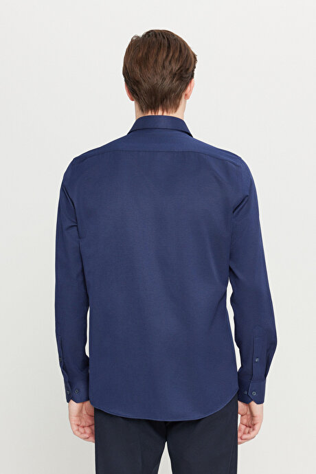 Pamuklu Tailored Slim Fit Dar Kesim Klasik Yaka Armürlü Cepli Lacivert Gömlek resmi