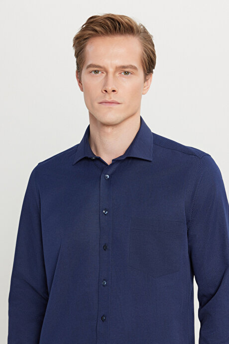 Pamuklu Tailored Slim Fit Dar Kesim Klasik Yaka Armürlü Cepli Lacivert Gömlek resmi